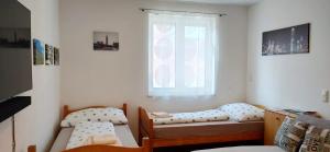 ein Schlafzimmer mit zwei Einzelbetten und einem Fenster in der Unterkunft Monteurzimmer mit Singleküche in Kaufing