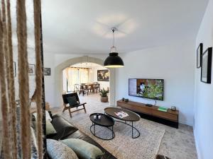 a living room with a couch and a table at Mazet Brunelly in Paradou