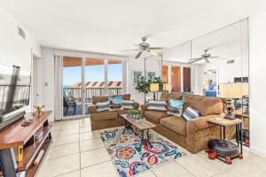 ein Wohnzimmer mit Sofa und Tisch in der Unterkunft Buena Vista Unit 304 in Gulf Shores