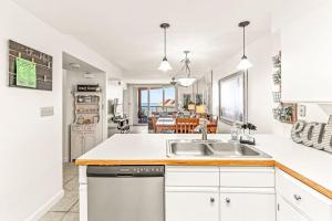 eine Küche mit Spüle und Arbeitsplatte in der Unterkunft Buena Vista Unit 304 in Gulf Shores