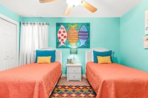 ein Zimmer mit zwei Betten und einem Gemälde an der Wand in der Unterkunft Buena Vista Unit 304 in Gulf Shores + 26 Fotos