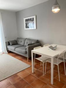uma sala de estar com um sofá e uma mesa em Rascassa em Llafranc