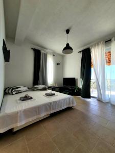 um quarto com uma cama e uma grande janela em Apartmani M&S em Sveta Nedelja
