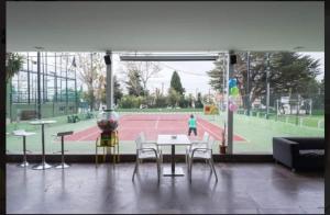 Tenis alebo squash v ubytovaní Aqua Apartment alebo jeho okolí