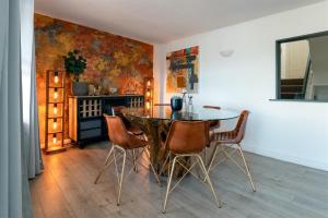 テインマスにあるCrab Shack Apartments - Stylish back beach duplex apartment, Teignmouthのダイニングルーム(テーブル、椅子付)