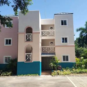 une maison aux fronts rose et bleu dans l'établissement La Calma - Chatham Grove, Unit 2, à Montego Bay