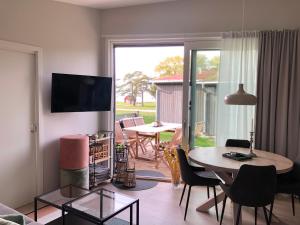 TV a/nebo společenská místnost v ubytování Gotland Tofta, Stuga med superläge! Havsutsikt på Tofta strand mindre än 10 minuter till en av Sveriges högst rankade golfbana!