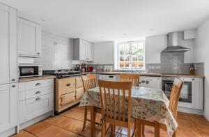 Кухня или кухненски бокс в Heydons House - Lovely Seaside Cottage