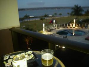 Majoituspaikan Life Resort energizante com vista encantadora do lago uima-allas tai lähistöllä sijaitseva uima-allas