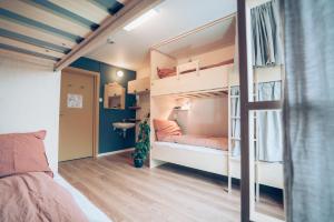 una camera da letto con un letto a castello in una stanza di FURU Hostel & Café a Bøstad