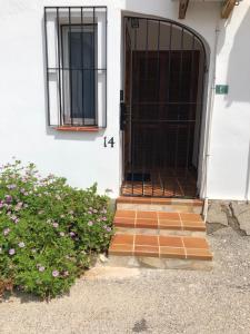 una puerta delantera de una casa blanca con una puerta en El Raconet de Dénia, en Denia