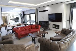 - un salon avec un canapé rouge et une table dans l'établissement DKD DELÜXE, à Izmir