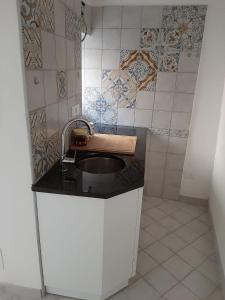 uma casa de banho com um lavatório e uma parede em azulejo em Casa Sophia em Ischia
