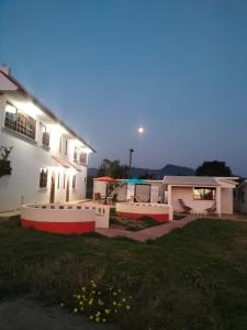 une grande maison blanche avec une cour et une maison dans l'établissement VILLAZOL CABAÑAS, à Zacatlán