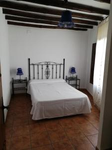 Un pat sau paturi într-o cameră la Apartamentos Rurales Lanteira