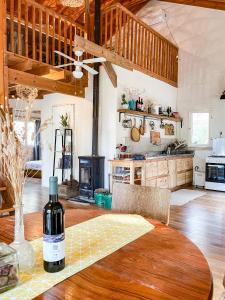 - une bouteille de vin assise sur une table dans la cuisine dans l'établissement THE HOUSE IN THE OAKS הבית באלונים, à Amirim