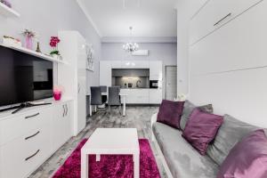 un soggiorno con divano e tavolo di Apartment Thunovská 10 a Praga