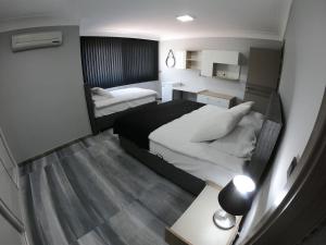 - une petite chambre avec 2 lits et un bureau dans l'établissement DKD DELÜXE, à Izmir