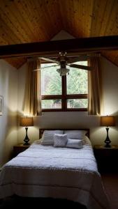 מיטה או מיטות בחדר ב-Chalet Style Cottage near Shawnigan Lake