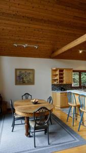 Gallery image of Chalet Style Cottage near Shawnigan Lake in Shawnigan Lake