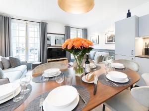 - une salle à manger avec une table et des chaises dans l'établissement LivinParis - Luxury 2 Bedrooms Centre Pompidou, à Paris