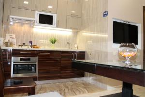 Kuchyň nebo kuchyňský kout v ubytování Elite Odessa Apartments