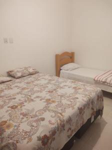 a bedroom with two beds with a blanket on it at Acomodação corporativa: casa residencial recém-construída in Itatiba
