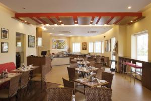 Un restaurant sau alt loc unde se poate mânca la Lemon Tree Hotel Hinjewadi Pune