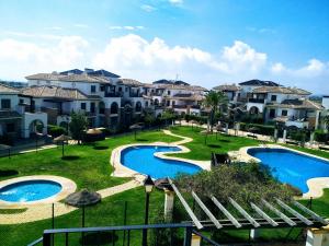 Blick auf den Pool in einem Resort in der Unterkunft Home Star in Vera