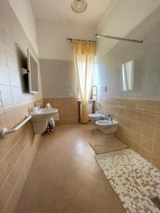 A bathroom at Masseria Paglieroni