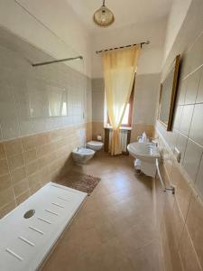 A bathroom at Masseria Paglieroni