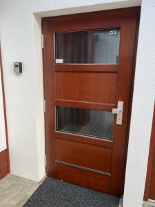 una puerta de madera con una ventana en un edificio en Apartmán D5 Nová Pec en Nová Pec