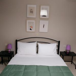 カヴァラにあるElena 1のベッドルーム1室(白いベッド1台、ナイトスタンド2台付)