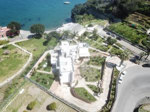 una vista aerea di una casa bianca vicino all'acqua di Villa Principe a Bacoli