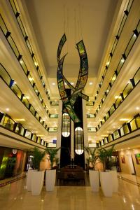 un vestíbulo con una gran escultura en el medio en Lemon Tree Hotel, Indore, en Indore