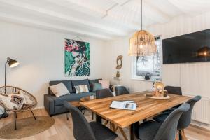 een woonkamer met een tafel en een bank bij TREEHOUSE - KiDS PARADISE - CENTRAL - SSC in Winterberg