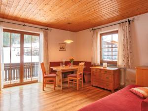 um quarto com uma mesa, cadeiras e uma cama em Landhaus Schwaiger em Bad Hofgastein