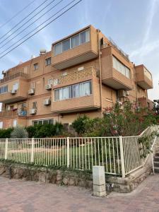 a building with a white fence in front of it at דירה יפה ומרווחת במרכז העיר in Eilat