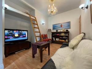 TV a/nebo společenská místnost v ubytování Chambres EL MEDITERRANEO Rooms