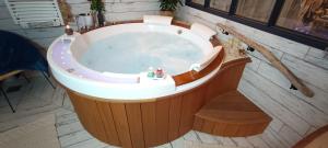 een grote hot tub in een kamer met: bij Le Maréchal Duplex - Appartement avec Jacuzzi - CAEN hyper Centre in Caen