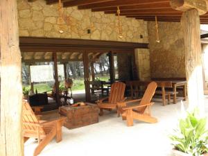d'une terrasse avec des chaises en bois et une table. dans l'établissement La Gurriata de La Vera, à Villanueva de la Vera
