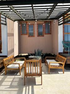 哥德普洛谷的住宿－Rincón del Corazón，庭院设有两把木椅和一张桌子
