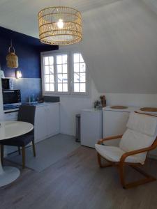 Kuchyň nebo kuchyňský kout v ubytování Appartement 2 pièces proche du centre ville