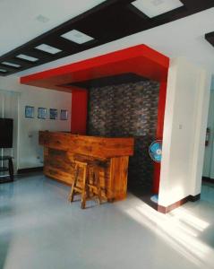 Villa Cresenciana في Batuan: غرفة بها مكتب خشبي وجدار من الطوب