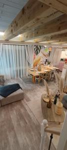 una sala de estar con mesas y un sofá en una habitación en Le Maréchal Duplex - Appartement avec Jacuzzi - CAEN hyper Centre en Caen