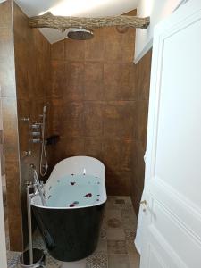 bagno con vasca in camera di Le Maréchal Duplex - Appartement avec Jacuzzi - CAEN hyper Centre a Caen