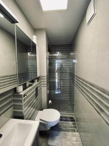 Kylpyhuone majoituspaikassa Silver Residence Zamárdi By BLTN