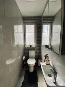 Ett badrum på Silver Residence Zamárdi By BLTN