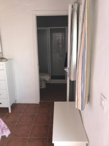 Habitación con encimera blanca y puerta al baño en HACIENDA LA MACARENA DE SEVILLA, en Cantillana