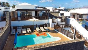 willa z basenem i domem w obiekcie Villa Vista Rey - 6 Bedroom - Heated Pool - Amazing Views - Pool Table - Vista Lobos - Playa Blanca w mieście Playa Blanca